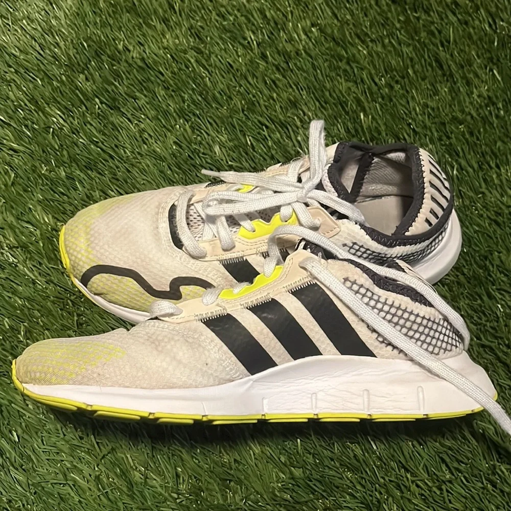 Adidas Men’s 8.5 Swift Run X Running Athletic Shoes